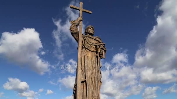 Denkmal für den heiligen Fürsten Wladimir den Großen auf dem Borowizkaja-Platz in Moskau in der Nähe des Kreml, Russland. die Eröffnungsfeier fand am 4. November 2016 statt — Stockvideo