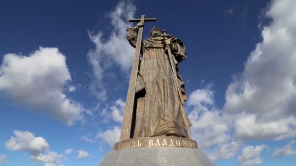 Pomník svatého knížete Vladimíra Velikého na Borovickaja náměstí v Moskvě blízko Kremlu, Rusko. Slavnostní zahájení se konalo v listopadu 4, 2016 — Stock video