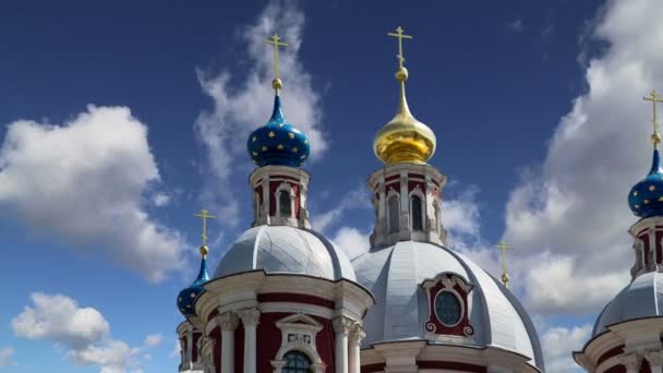 Die barocke Kirche des Heiligen Klemens in Moskau, Russland. dieser große kirchliche Komplex wurde im 18. Jahrhundert erbaut. — Stockvideo