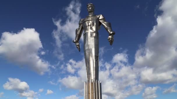 Denkmal für Juri Gagarin (42,5 Meter hoher Sockel und Statue), den ersten Menschen, der ins All flog. Es befindet sich am Leninskij Prospekt in Moskau, Russland. — Stockvideo