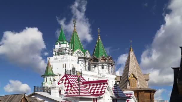 Izmailovsky Kremlin (Kremlin em Izmailovo), Moscou, Rússia é um dos marcos mais coloridos e interessantes da cidade, incluindo museus, restaurantes, feiras e mercados e muitas outras atrações. — Vídeo de Stock