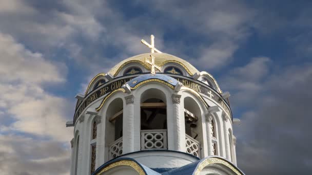 Iglesia de la protección de la Madre de Dios en Yasenevo, Moscú, Rusia. El templo fue fundado en el año 2009 y costó en honorarios de donaciones — Vídeos de Stock