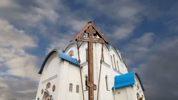 Kyrkan av skydd av Moder Gud vid Yasenevo, Moskva, Ryssland. Templet grundades 2009 år och kostade på avgifter från donationer — Stockvideo