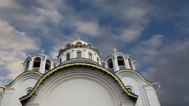 Kerk van de bescherming van de moeder van God in Yasenevo, Moskou, Rusland. De tempel werd opgericht in het jaar 2009 en begroot op kosten van donaties — Stockvideo