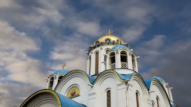 Kerk van de bescherming van de moeder van God in Yasenevo, Moskou, Rusland. De tempel werd opgericht in het jaar 2009 en begroot op kosten van donaties — Stockvideo