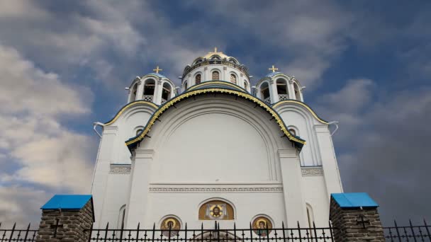 Kerk van de bescherming van de moeder van God in Yasenevo, Moskou, Rusland. De tempel werd opgericht in het jaar 2009 en begroot op kosten van donaties — Stockvideo