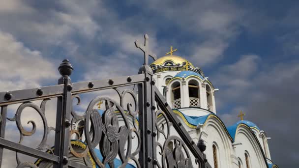 Kyrkan av skydd av Moder Gud vid Yasenevo, Moskva, Ryssland. Templet grundades 2009 år och kostade på avgifter från donationer — Stockvideo