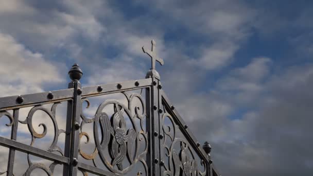 Orthodoxes Kreuz gegen den Himmel mit Wolken — Stockvideo