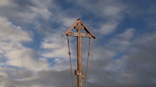 Cruz ortodoxa contra o céu com nuvens — Vídeo de Stock