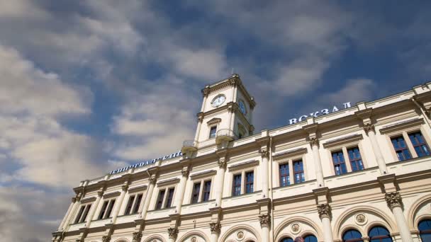 Fasáda historické budovy železniční stanice Leningradskij (napsal Leningradské nádraží v ruštině) – je jedním z devíti hlavních železničních stanic Moskva, Rusko — Stock video