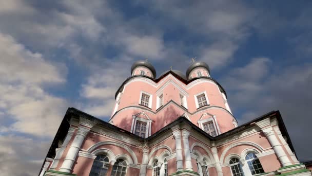 Donskoy Monastery. Medieval Russian churches on the territory -- monastery was established in 1591 and used to be a fortress. Moscow, Russia — Stock Video