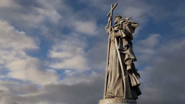 Monument voor de Heilige Prins Vladimir de grote op het Borovitskaya plein in Moskou in de buurt van het Kremlin, Rusland. De openingsceremonie vond plaats op 4 November 2016 — Stockvideo