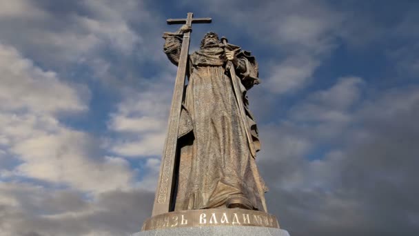 Monumento al Santo Principe Vladimir il Grande in Piazza Borovitskaya a Mosca vicino al Cremlino, Russia. La cerimonia di apertura si è svolta il 4 novembre 2016 — Video Stock