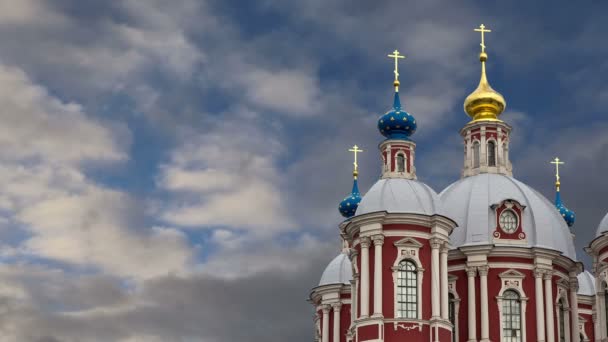 De barokke kerk van Saint Clement in Moskou, Rusland. Dit grote kerkelijke complex werd gebouwd in de 18e eeuw. — Stockvideo