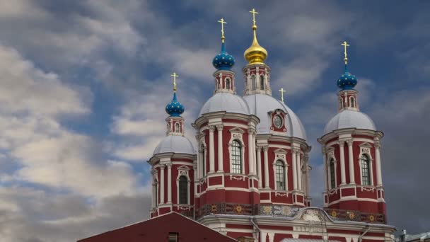 В стилі бароко церкви з Святого Климента в Москві. Цей великий церковний комплекс був побудований у 18 столітті. — стокове відео
