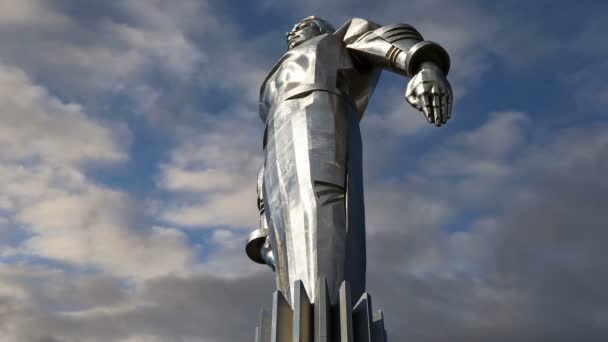 Monument voor Yuri Gagarin (42,5-meter hoog voetstuk en beeld), de eerste persoon om te reizen in de ruimte. Het is gelegen op Leninsky Prospekt in Moskou, Rusland. De sokkel is ontworpen om te worden die doet denken aan een raket uitlaat — Stockvideo