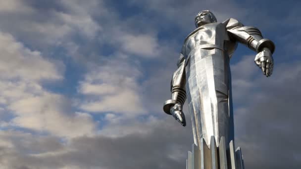 Monument till Yuri Gagarin (42,5-meter höga piedestal och statyn), den förste att resa i rymden. Det ligger vid Leninsky Prospekt i Moskva. Sockeln är avsedd att vara som påminner om en raket-avgassystem — Stockvideo