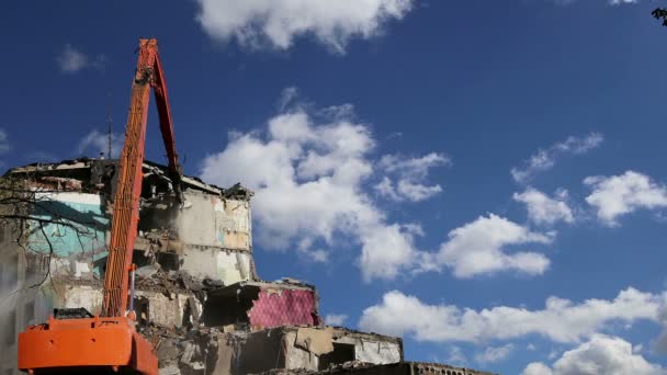 Demolição casa velha. Moscou, Rússia — Vídeo de Stock
