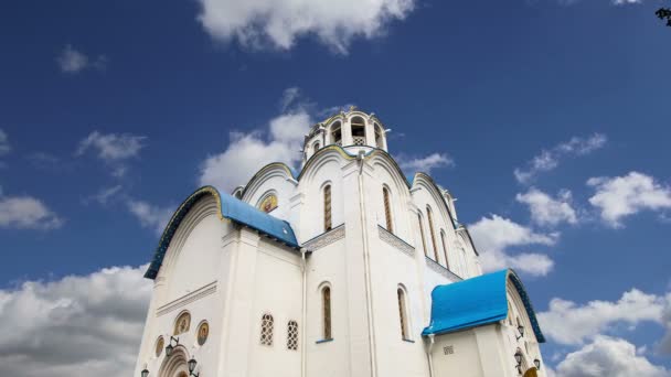 Iglesia de la protección de la Madre de Dios en Yasenevo, Moscú, Rusia. El templo fue fundado en el año 2009 y costó en honorarios de donaciones — Vídeo de stock