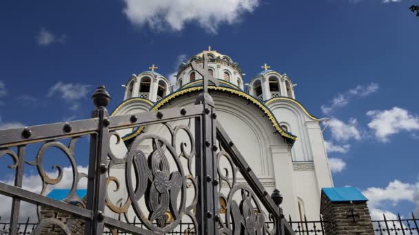 Yasenevo、モスクワ、ロシアでの神の母の保護の教会です。寺は 2009 年に設立され、寄付金から手数料で負けました — ストック動画