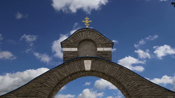 Orthodoxe kruis tegen de hemel met wolken — Stockvideo
