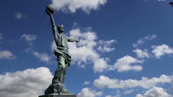 Sculpturale composiet "De eerste satelliet" in Moskou, Rusland. — Stockvideo