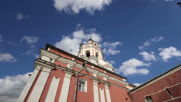 Monasterio Donskoy. Las iglesias rusas medievales en el territorio-monasterio se estableció en 1591 y solía ser una fortaleza. Moscú, Rusia — Vídeo de stock