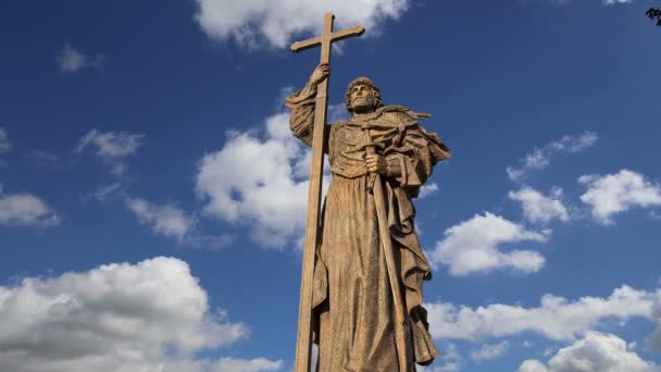 Monument voor de Heilige Prins Vladimir de grote op het Borovitskaya plein in Moskou in de buurt van het Kremlin, Rusland. De openingsceremonie vond plaats op 4 November 2016 — Stockvideo