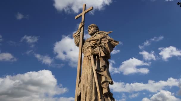 Monumento ao Santo Príncipe Vladimir o Grande na Praça Borovitskaya em Moscou perto do Kremlin, Rússia. A cerimônia de abertura ocorreu em 4 de novembro de 2016 — Vídeo de Stock