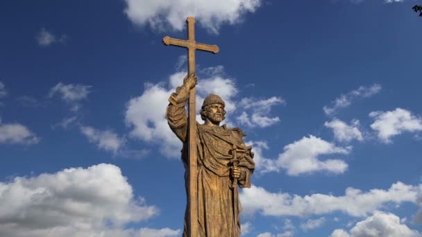 Monumento al Santo Príncipe Vladímir el Grande en la Plaza Borovitskaya de Moscú, cerca del Kremlin, Rusia. La ceremonia de apertura tuvo lugar el 4 de noviembre de 2016 — Vídeo de stock