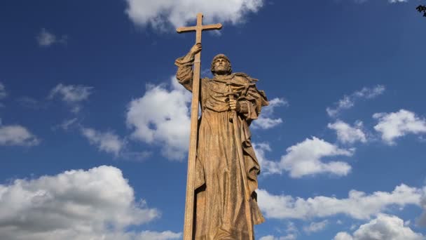 Monument au Saint-Prince Vladimir le Grand sur la place Borovitskaïa à Moscou près du Kremlin, Russie. La cérémonie d'ouverture a eu lieu le 4 novembre 2016 — Video