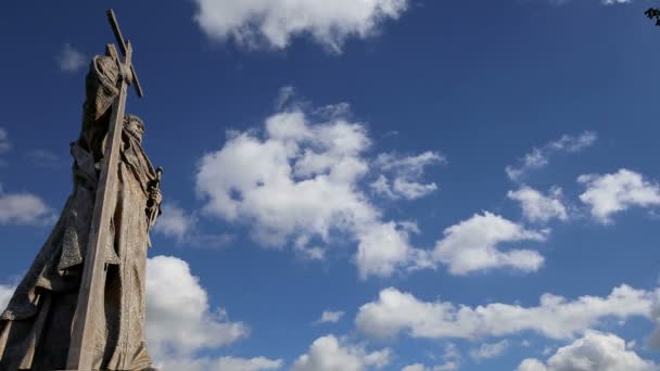 Пам'ятник Святого князя Володимира Великого на Боровицкая площі в Москві біля Кремля, Росія. Церемонія відкриття відбулася 4 листопада 2016 — стокове відео