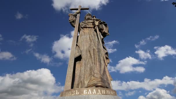 Monumento al Santo Príncipe Vladímir el Grande en la Plaza Borovitskaya de Moscú, cerca del Kremlin, Rusia. La ceremonia de apertura tuvo lugar el 4 de noviembre de 2016 — Vídeo de stock