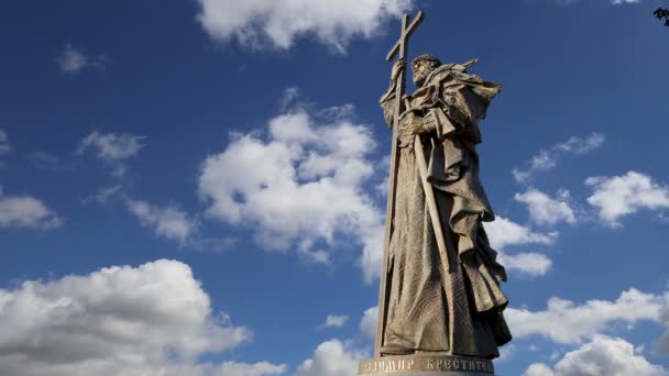 Denkmal für den heiligen Fürsten Wladimir den Großen auf dem Borowizkaja-Platz in Moskau in der Nähe des Kreml, Russland. die Eröffnungsfeier fand am 4. November 2016 statt — Stockvideo