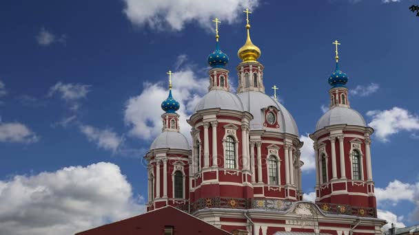Barokní kostel z Saint Clement v Moskvě, Rusko. Tento velký církevní komplex byl postaven v 18.století. — Stock video