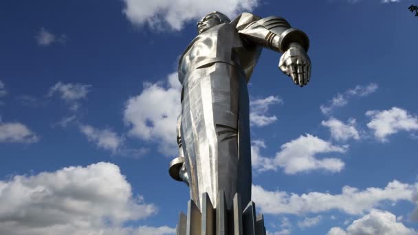 Monument voor Yuri Gagarin (42,5-meter hoog voetstuk en beeld), de eerste persoon om te reizen in de ruimte. Het is gelegen op Leninsky Prospekt in Moskou, Rusland. — Stockvideo