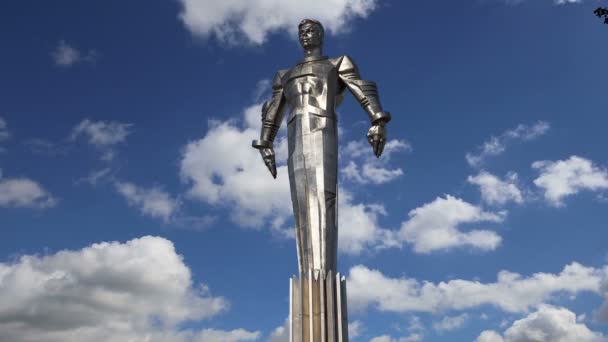 Pomnik Yuri Gagarin (42,5 metrowy wysoki cokół i posąg), pierwszą osobą, do podróży w przestrzeni kosmicznej. Znajduje się przy ulicy Leninskiy Prospekt w Moskwie, Rosja. — Wideo stockowe