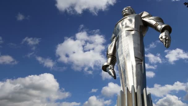 Památník na Gagarina (42,5 metrů vysokým soklem a socha), první člověk na cestování ve vesmíru. Nachází se v Leninskij Prospekt v Moskvě, Rusko. — Stock video
