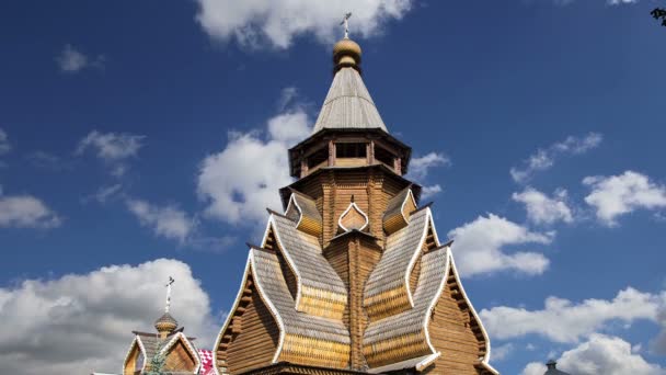 Kostel svatého Mikuláše v Izmailovsky Kremlin (Kremlin v Izmailovo), Moskva, Rusko. Nový kostel, postavený v tradicích ruské dřevěné architektury — Stock video