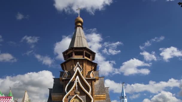 Iglesia de San Nicolás en Izmailovsky Kremlin (Kremlin en Izmailovo), Moscú, Rusia. La nueva iglesia, construida en las tradiciones de la arquitectura de madera rusa — Vídeo de stock