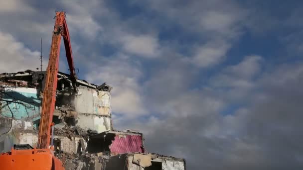 古い家を解体。モスクワ、ロシア — ストック動画