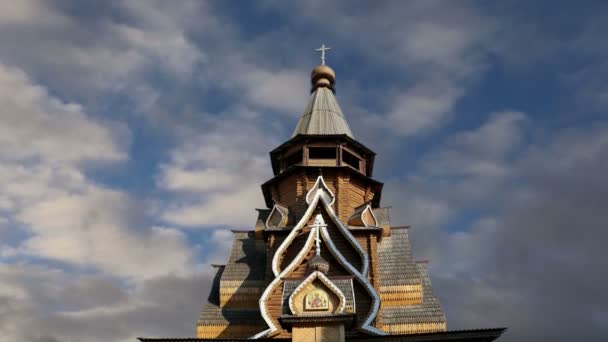 Chiesa di San Nicola in Izmailovsky Cremlino (Cremlino in Izmailovo), Mosca, Russia. La nuova chiesa, costruita secondo le tradizioni dell'architettura russa in legno — Video Stock