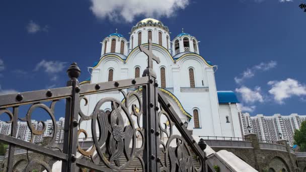 Eglise de la Protection de la Mère de Dieu à Yasenevo, Moscou, Russie. Le temple a été fondé en 2009 et a coûté sur les frais des dons — Video