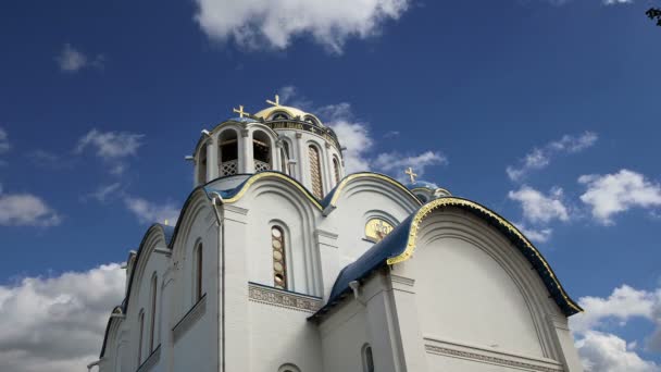 Kerk van de bescherming van de moeder van God in Yasenevo, Moskou, Rusland. De tempel werd opgericht in het jaar 2009 en begroot op kosten van donaties — Stockvideo