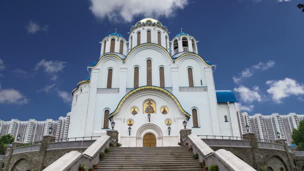 Kirche zum Schutz der Gottesmutter in Yasenevo, Moskau, Russland. Der Tempel wurde im Jahr 2009 gegründet und finanziert sich aus Spenden — Stockvideo