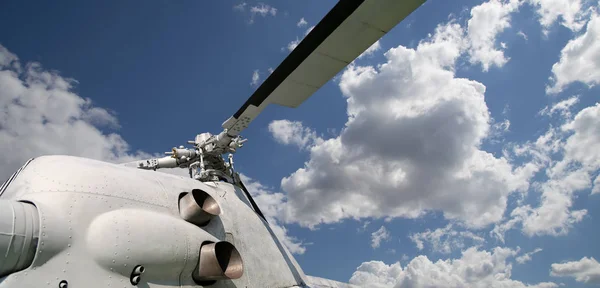 Šroub vrtule vrtulníku (fragment) na pozadí oblohy — Stock fotografie