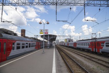 Moskova yolcu platformu (Savelovsky tren istasyonu)--trende biri dokuz ana tren istasyonları, Moskova, Rusya 