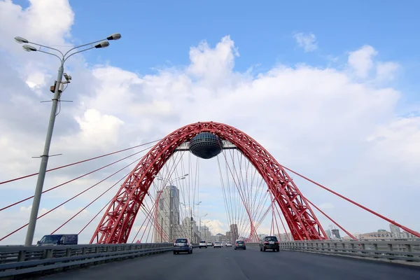 Die Schiwopisny-Brücke ist eine Schrägseilbrücke, die den Fluss Moskva im Nordwesten Moskaus, Russland, überspannt. Es ist die erste Schrägseilbrücke in Moskau. Es ist auch die höchste Schrägseilbrücke in Europa — Stockfoto