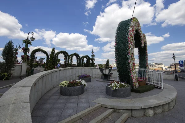 Symbol der Liebe in Form eines Herzens aus Blumen auf einer Brücke Luschkow (Tretjakow) Brücke am Nachmittag, Moskauer Zentrum, Russland — Stockfoto