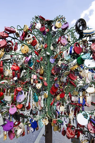 Hangsloten in de vorm van een hart - een symbool van eeuwige liefde en Unie. Loezjkov (Tretjakov) brug, Moskou, Rusland — Stockfoto